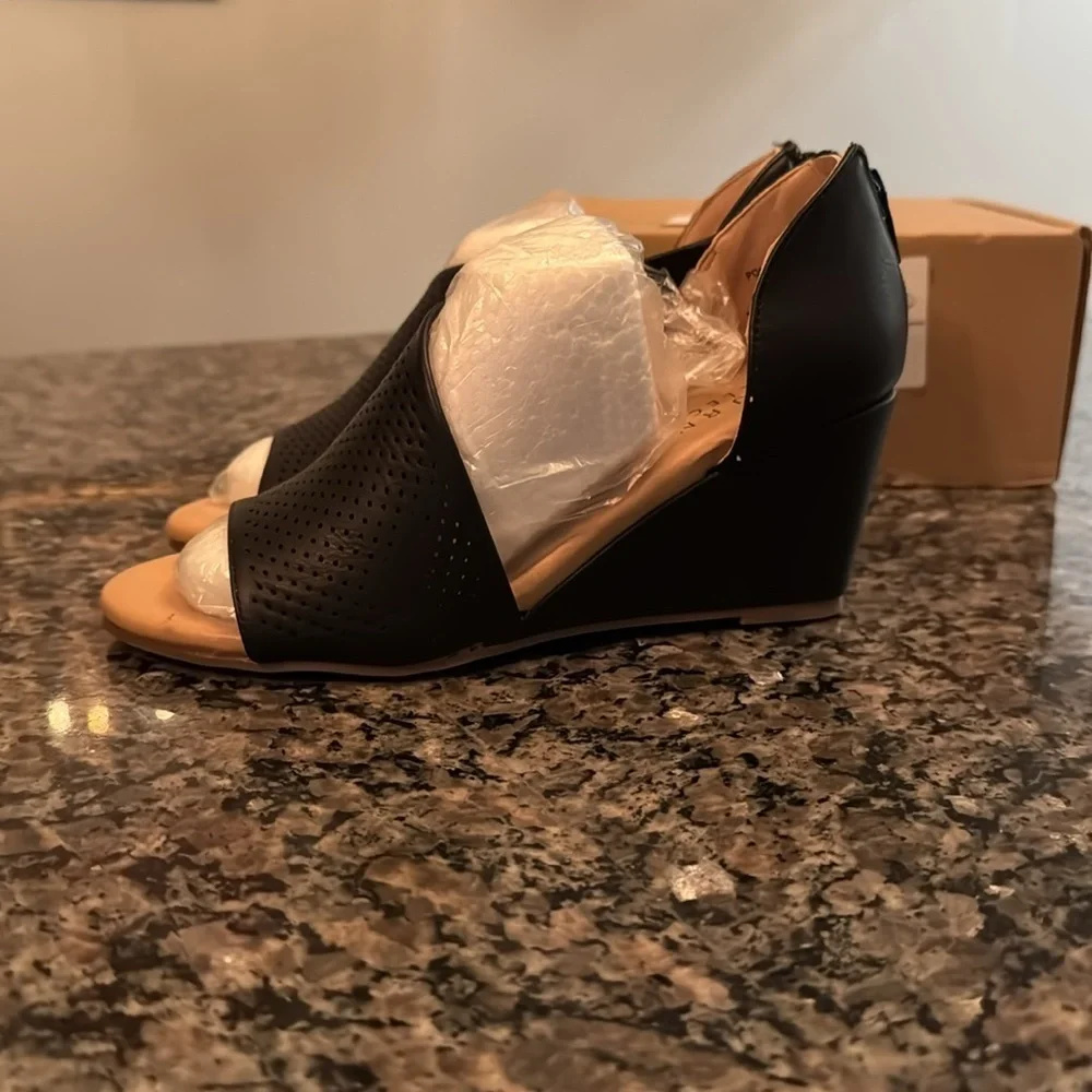 Journee Collection Aretha Black peep toe wedge NIB 6